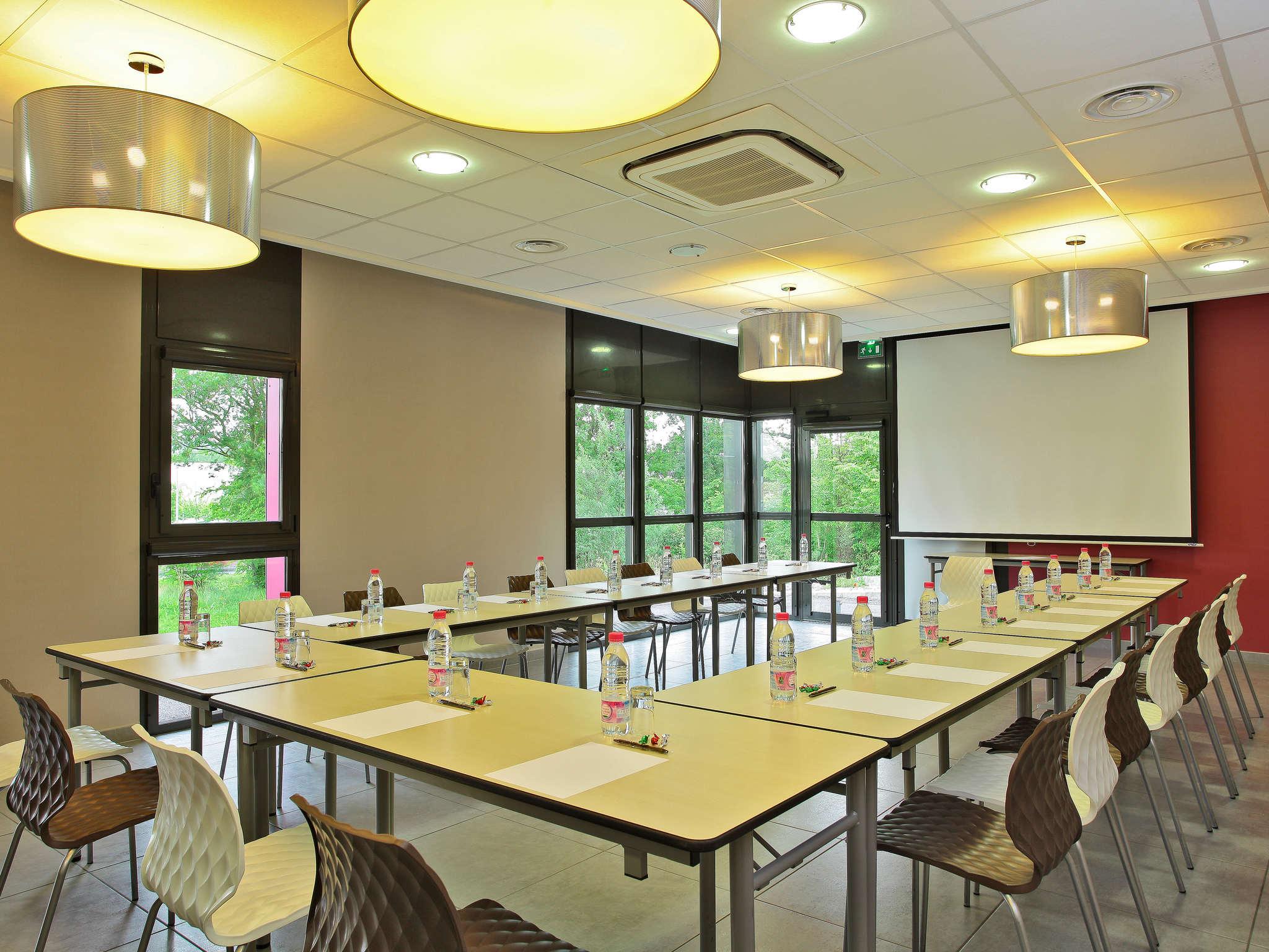 Ibis Styles Castres Hotel Castres  Buitenkant foto